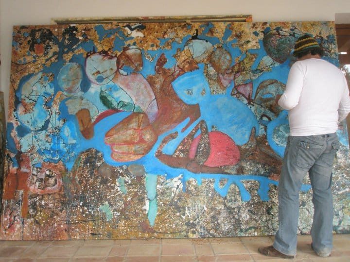Marcos Shannon trabajando una obra en el suelo