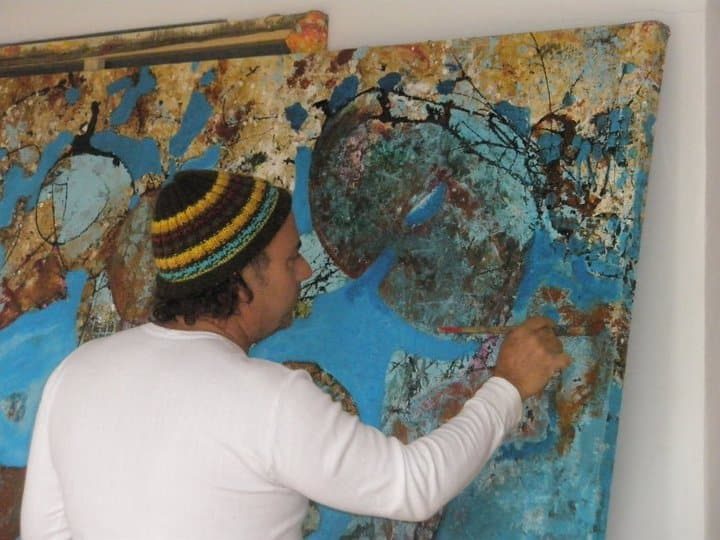 Marcos Shannon pintando al aire libre